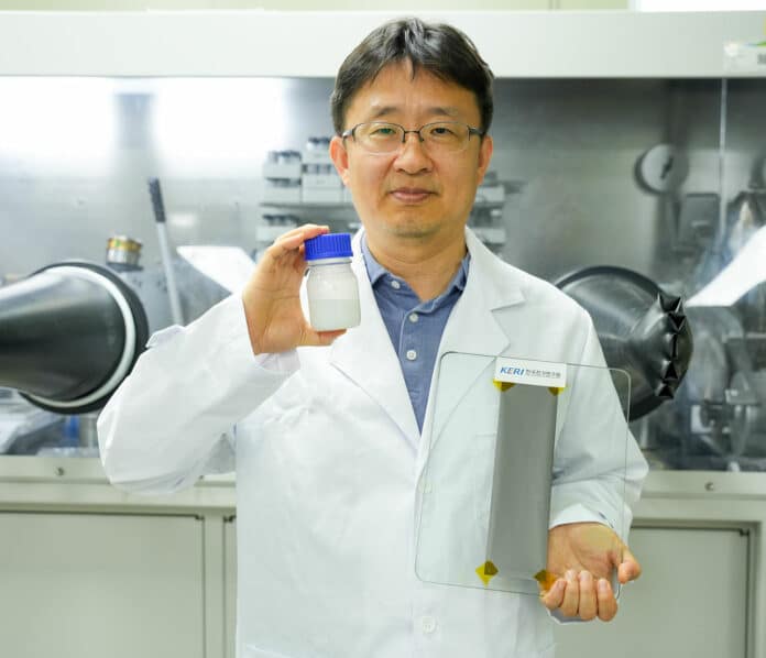 KERI Dr. Choi Jeong Hee is holding an aluminum oxide dispersion (left) and the anode for a lithium-ion battery coating it on the anode