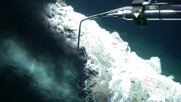 The temperature measurement at the outflow opening of the black smoker revealed fluid temperatures greater than 300°C. In addition to this active smoker, numerous different types of vent emissions were identified in the newly discovered Jøtul hydrothermal field.