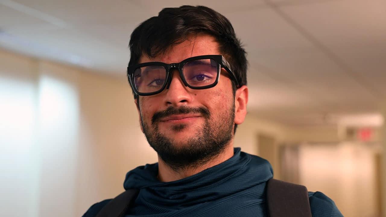 Nirbhay Narang ’25 has created smart glasses that use AI to provide transcriptions of conversations in real time.